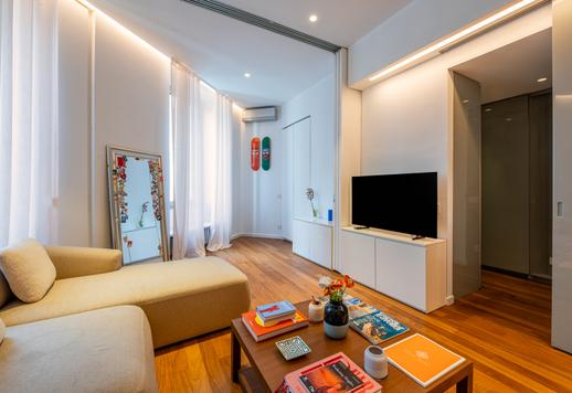 Apartamento sofisticado de aproximadamente 100 m², localizado no segundo andar de um charmoso prédio de época com pátio interno. Image 3