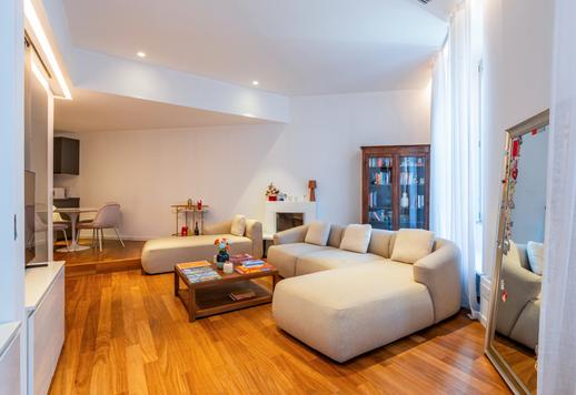 Apartamento sofisticado de aproximadamente 100 m², localizado no segundo andar de um charmoso prédio de época com pátio interno. Image 4