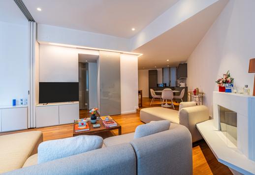 Apartamento sofisticado de aproximadamente 100 m², localizado no segundo andar de um charmoso prédio de época com pátio interno. Image 5