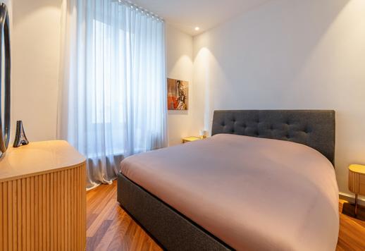 Apartamento sofisticado de aproximadamente 100 m², localizado no segundo andar de um charmoso prédio de época com pátio interno. Image 9