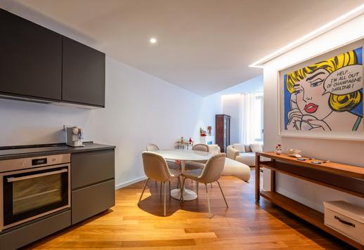 Apartamento sofisticado de aproximadamente 100 m², localizado no segundo andar de um charmoso prédio de época com pátio interno. Image 6