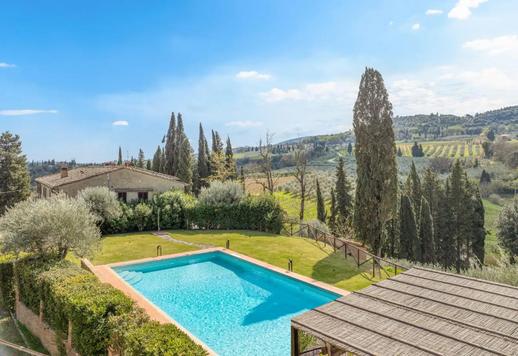 Een pand van 2.700 m² gebouwd op 60 hectare grond, met negen appartementen, 14 slaapkamers en 11 badkamers, een zwembad met solarium, op slechts 5 km van het UNESCO-stadscentrum. Image 4