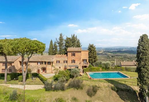 Een pand van 2.700 m² gebouwd op 60 hectare grond, met negen appartementen, 14 slaapkamers en 11 badkamers, een zwembad met solarium, op slechts 5 km van het UNESCO-stadscentrum. Image 3