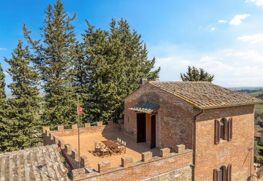 Een pand van 2.700 m² gebouwd op 60 hectare grond, met negen appartementen, 14 slaapkamers en 11 badkamers, een zwembad met solarium, op slechts 5 km van het UNESCO-stadscentrum. Image 7