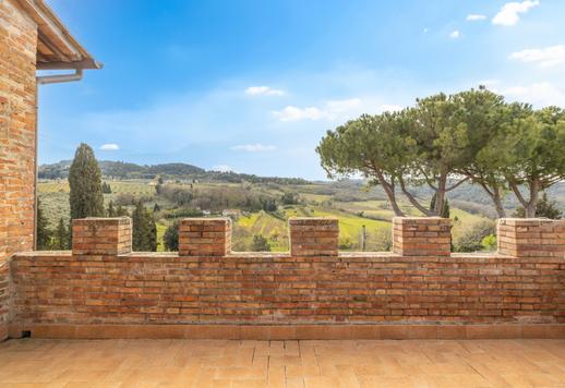 Een pand van 2.700 m² gebouwd op 60 hectare grond, met negen appartementen, 14 slaapkamers en 11 badkamers, een zwembad met solarium, op slechts 5 km van het UNESCO-stadscentrum. Image 9