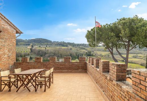 Een pand van 2.700 m² gebouwd op 60 hectare grond, met negen appartementen, 14 slaapkamers en 11 badkamers, een zwembad met solarium, op slechts 5 km van het UNESCO-stadscentrum. Image 8