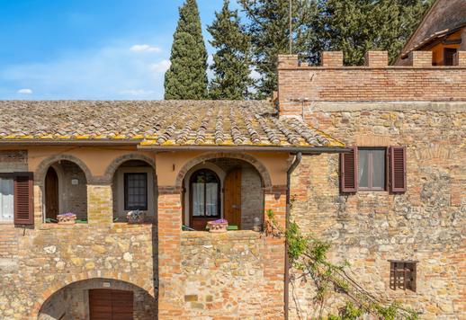 Een pand van 2.700 m² gebouwd op 60 hectare grond, met negen appartementen, 14 slaapkamers en 11 badkamers, een zwembad met solarium, op slechts 5 km van het UNESCO-stadscentrum. Image 6