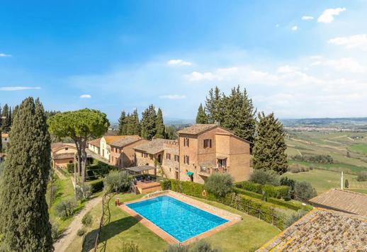 Een pand van 2.700 m² gebouwd op 60 hectare grond, met negen appartementen, 14 slaapkamers en 11 badkamers, een zwembad met solarium, op slechts 5 km van het UNESCO-stadscentrum. Image 1