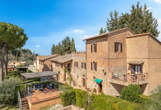 Een pand van 2.700 m² gebouwd op 60 hectare grond, met negen appartementen, 14 slaapkamers en 11 badkamers, een zwembad met solarium, op slechts 5 km van het UNESCO-stadscentrum. Image 5