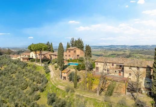 Een pand van 2.700 m² gebouwd op 60 hectare grond, met negen appartementen, 14 slaapkamers en 11 badkamers, een zwembad met solarium, op slechts 5 km van het UNESCO-stadscentrum. Image 2