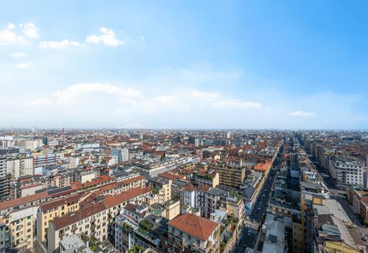 No coração de Milão, entre a Repubblica e a Porta Nuova, este apartamento perfeitamente renovado oferece 185 m² de espaço mobiliado sob medida. Image 6