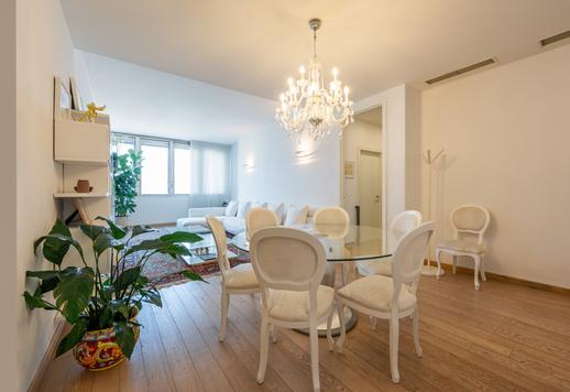 No coração de Milão, entre a Repubblica e a Porta Nuova, este apartamento perfeitamente renovado oferece 185 m² de espaço mobiliado sob medida. Image 8