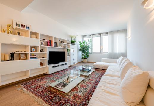 No coração de Milão, entre a Repubblica e a Porta Nuova, este apartamento perfeitamente renovado oferece 185 m² de espaço mobiliado sob medida. Image 3