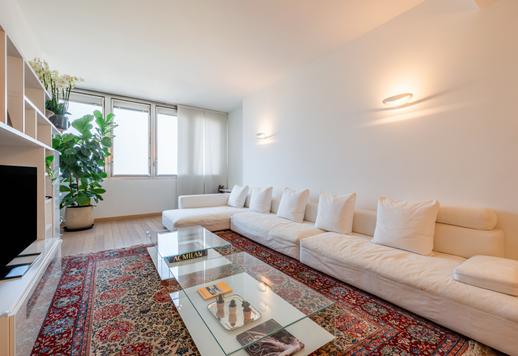 No coração de Milão, entre a Repubblica e a Porta Nuova, este apartamento perfeitamente renovado oferece 185 m² de espaço mobiliado sob medida. Image 4