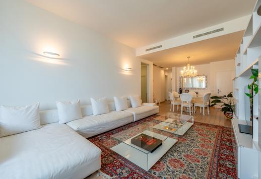 No coração de Milão, entre a Repubblica e a Porta Nuova, este apartamento perfeitamente renovado oferece 185 m² de espaço mobiliado sob medida. Image 1