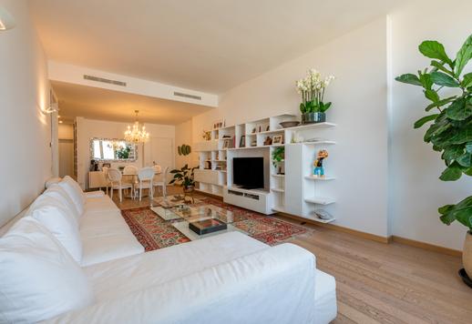 No coração de Milão, entre a Repubblica e a Porta Nuova, este apartamento perfeitamente renovado oferece 185 m² de espaço mobiliado sob medida. Image 2