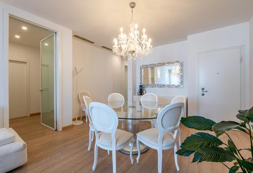 No coração de Milão, entre a Repubblica e a Porta Nuova, este apartamento perfeitamente renovado oferece 185 m² de espaço mobiliado sob medida. Image 9