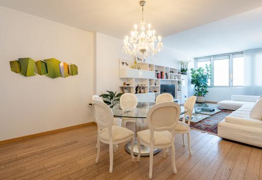 No coração de Milão, entre a Repubblica e a Porta Nuova, este apartamento perfeitamente renovado oferece 185 m² de espaço mobiliado sob medida. Image 7