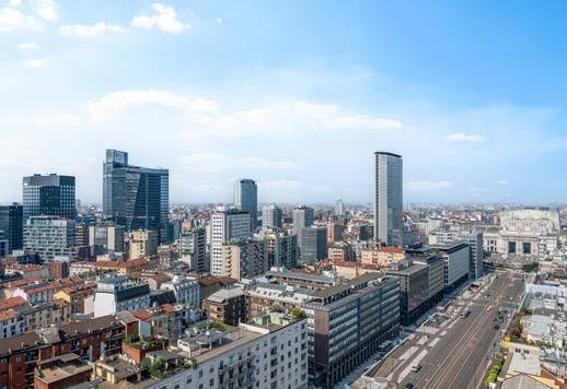 No coração de Milão, entre a Repubblica e a Porta Nuova, este apartamento perfeitamente renovado oferece 185 m² de espaço mobiliado sob medida. Image 5