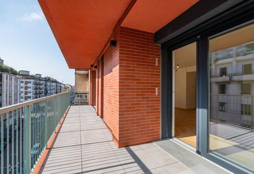 Situé dans le nouveau complexe résidentiel raffiné de la Via Canonica, cet appartement est à vendre avec terrasse et balcon Image 4