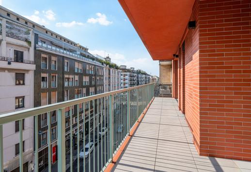 Situé dans le nouveau complexe résidentiel raffiné de la Via Canonica, cet appartement est à vendre avec terrasse et balcon Image 6