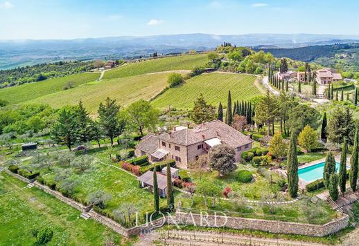 عقار بمساحة 500 متر مربع، يضم الفيلا الرئيسية وشقتين مستقلتين، يقع على مساحة 20 هكتارًا من الأرض في موقع مرتفع بين كاستيلينا إن كيانتي وسان جيمينيانو Image 3