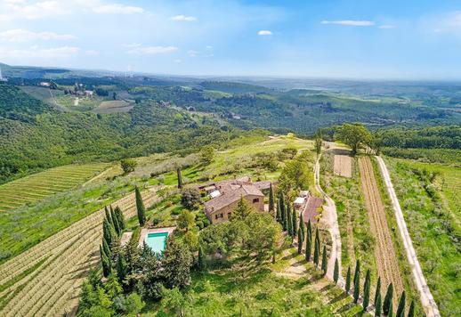 عقار بمساحة 500 متر مربع، يضم الفيلا الرئيسية وشقتين مستقلتين، يقع على مساحة 20 هكتارًا من الأرض في موقع مرتفع بين كاستيلينا إن كيانتي وسان جيمينيانو Image 1