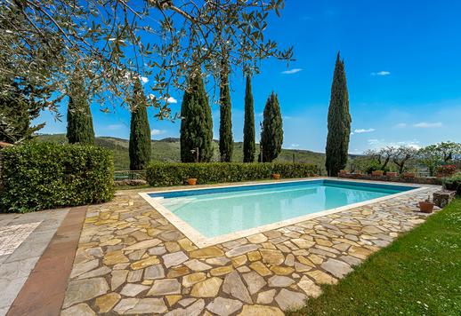 عقار بمساحة 500 متر مربع، يضم الفيلا الرئيسية وشقتين مستقلتين، يقع على مساحة 20 هكتارًا من الأرض في موقع مرتفع بين كاستيلينا إن كيانتي وسان جيمينيانو Image 7