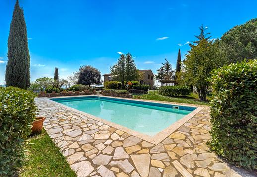 عقار بمساحة 500 متر مربع، يضم الفيلا الرئيسية وشقتين مستقلتين، يقع على مساحة 20 هكتارًا من الأرض في موقع مرتفع بين كاستيلينا إن كيانتي وسان جيمينيانو Image 6