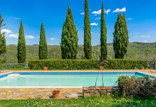 عقار بمساحة 500 متر مربع، يضم الفيلا الرئيسية وشقتين مستقلتين، يقع على مساحة 20 هكتارًا من الأرض في موقع مرتفع بين كاستيلينا إن كيانتي وسان جيمينيانو Image 9