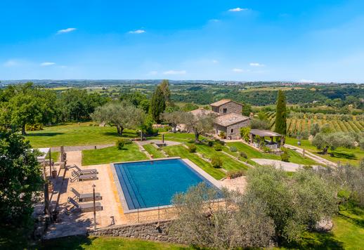 450-sqm complex, comprising a 300-sqm villa and a 150-sqm outbuilding in a dominant position overlooking the Tiber Valley Image 5