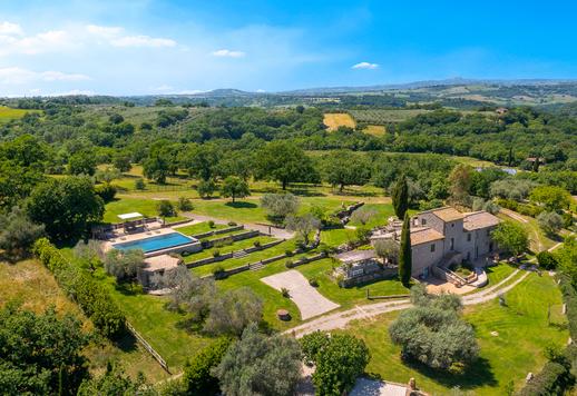 450-sqm complex, comprising a 300-sqm villa and a 150-sqm outbuilding in a dominant position overlooking the Tiber Valley Image 1