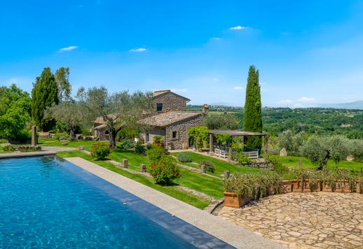 450-sqm complex, comprising a 300-sqm villa and a 150-sqm outbuilding in a dominant position overlooking the Tiber Valley Image 6