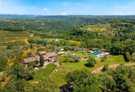 450-sqm complex, comprising a 300-sqm villa and a 150-sqm outbuilding in a dominant position overlooking the Tiber Valley Image 2