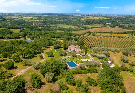 450-sqm complex, comprising a 300-sqm villa and a 150-sqm outbuilding in a dominant position overlooking the Tiber Valley Image 3