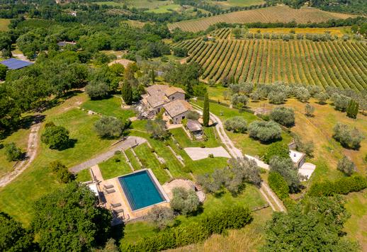 450-sqm complex, comprising a 300-sqm villa and a 150-sqm outbuilding in a dominant position overlooking the Tiber Valley Image 4