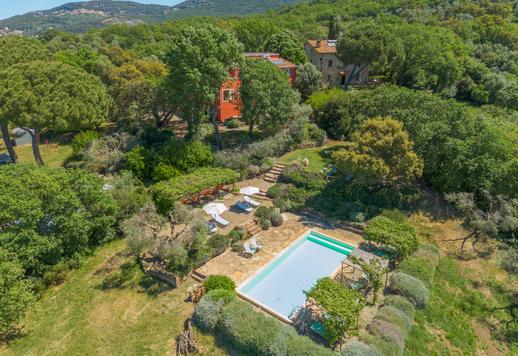 Residenza rurale di 600 mq su tre livelli pienamente ammodernata con undici camere, dodici bagni e 9000 mq di terreno recintato all'interno della Riserva Naturale Bandite di Scarlino Image 2