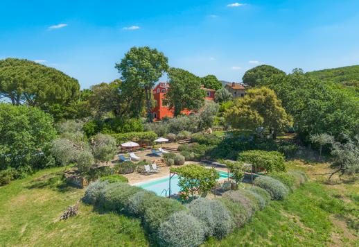 Residenza rurale di 600 mq su tre livelli pienamente ammodernata con undici camere, dodici bagni e 9000 mq di terreno recintato all'interno della Riserva Naturale Bandite di Scarlino Image 1