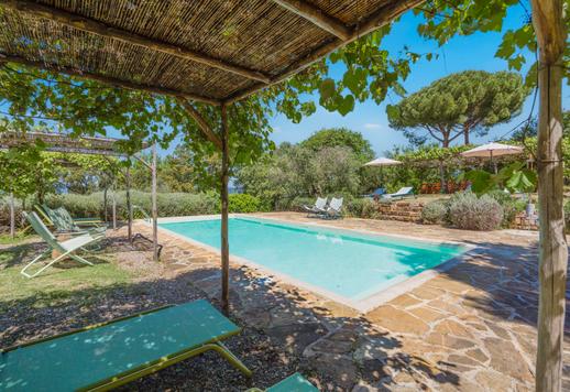 Residenza rurale di 600 mq su tre livelli pienamente ammodernata con undici camere, dodici bagni e 9000 mq di terreno recintato all'interno della Riserva Naturale Bandite di Scarlino Image 4