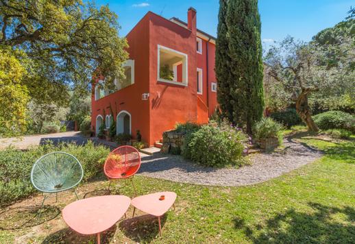 Residenza rurale di 600 mq su tre livelli pienamente ammodernata con undici camere, dodici bagni e 9000 mq di terreno recintato all'interno della Riserva Naturale Bandite di Scarlino Image 9