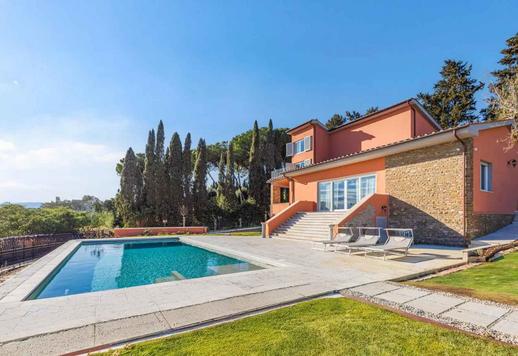 Vivienda independiente de 320 m² distribuida en tres plantas, con dos dormitorios, tres baños, un amplio salón con grandes ventanales que dan al jardín de 1000 m², piscina y garaje Image 3