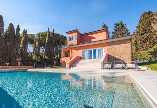 Vivienda independiente de 320 m² distribuida en tres plantas, con dos dormitorios, tres baños, un amplio salón con grandes ventanales que dan al jardín de 1000 m², piscina y garaje Image 1