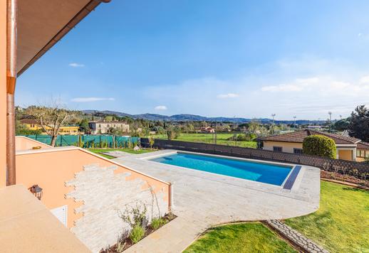 Vivienda independiente de 320 m² distribuida en tres plantas, con dos dormitorios, tres baños, un amplio salón con grandes ventanales que dan al jardín de 1000 m², piscina y garaje Image 5