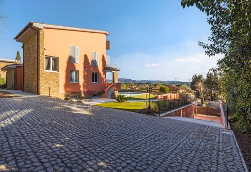 Vivienda independiente de 320 m² distribuida en tres plantas, con dos dormitorios, tres baños, un amplio salón con grandes ventanales que dan al jardín de 1000 m², piscina y garaje Image 6