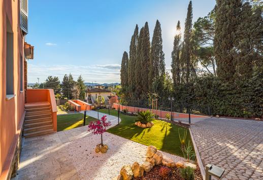 Vivienda independiente de 320 m² distribuida en tres plantas, con dos dormitorios, tres baños, un amplio salón con grandes ventanales que dan al jardín de 1000 m², piscina y garaje Image 7