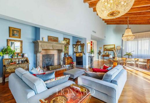 Vivienda independiente de 320 m² distribuida en tres plantas, con dos dormitorios, tres baños, un amplio salón con grandes ventanales que dan al jardín de 1000 m², piscina y garaje Image 9