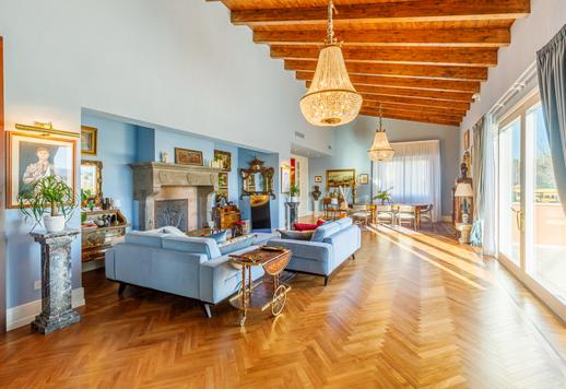 Vivienda independiente de 320 m² distribuida en tres plantas, con dos dormitorios, tres baños, un amplio salón con grandes ventanales que dan al jardín de 1000 m², piscina y garaje Image 8