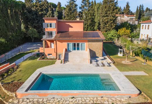 Vivienda independiente de 320 m² distribuida en tres plantas, con dos dormitorios, tres baños, un amplio salón con grandes ventanales que dan al jardín de 1000 m², piscina y garaje Image 4