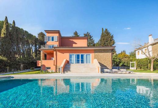 Vivienda independiente de 320 m² distribuida en tres plantas, con dos dormitorios, tres baños, un amplio salón con grandes ventanales que dan al jardín de 1000 m², piscina y garaje Image 2