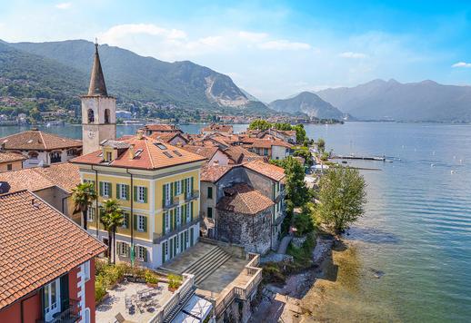 Splendida dimora d'epoca ristrutturata sull'Isola dei Pescatori, articolata su quattro livelli serviti da ascensore, con sette camere e terrazza fronte lago Image 1